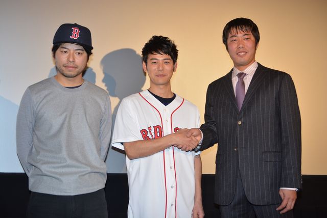 舞台あいさつに登壇した（左から）石井裕也監督、妻夫木聡、上原浩治投手