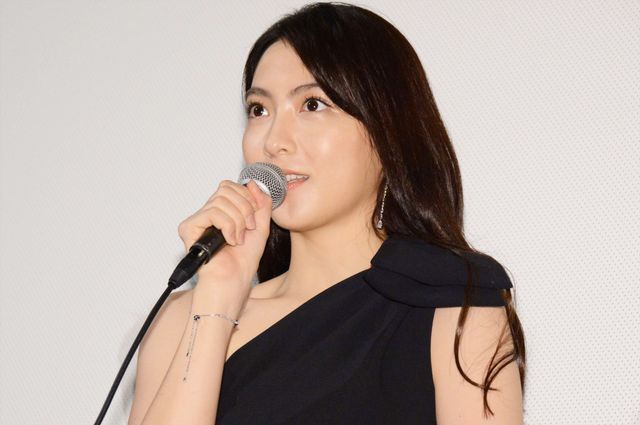 知英、クールな黒ドレスで登場！『殺る女』初日舞台あいさつ：フォトギャラリー