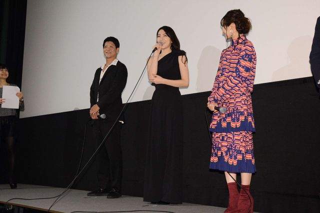 知英、クールな黒ドレスで登場！『殺る女』初日舞台あいさつ（5枚目）