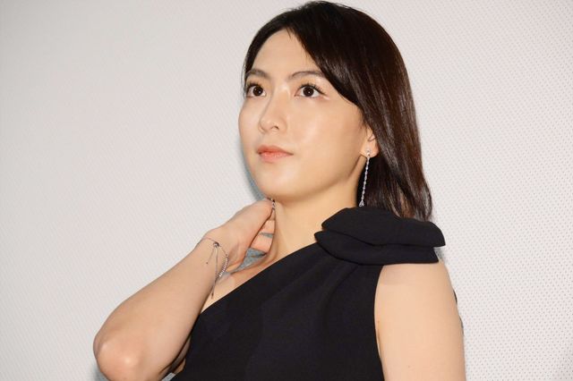 知英、クールな黒ドレスで登場！『殺る女』初日舞台あいさつ（6枚目）