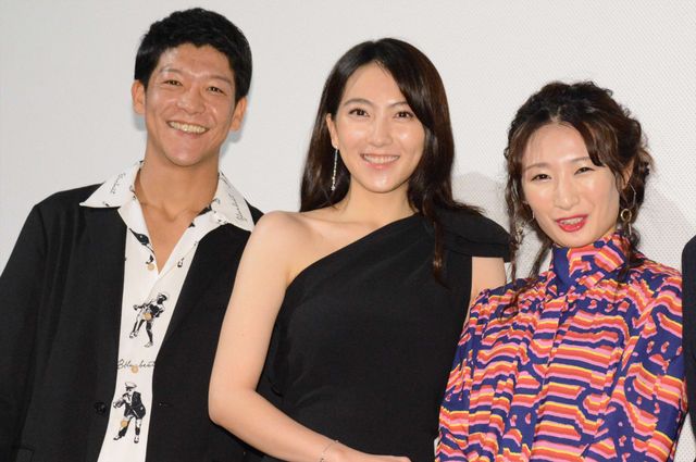 知英、クールな黒ドレスで登場！『殺る女』初日舞台あいさつ（8枚目）