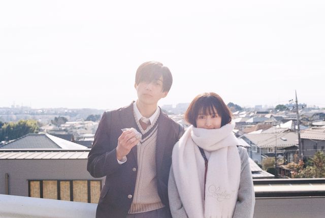 おにぎりを頬張る八木勇征が可愛すぎる！『隣のステラ』激エモなフィルム写真（2枚目）