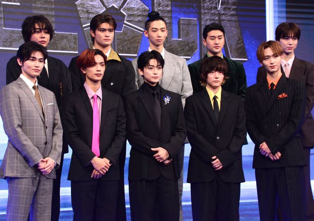 後列左から倉悠貴、石川雷蔵、橘優輝、岩永丞威、櫻井佑樹　前列左から西垣匠、高橋恭平、高橋文哉、櫻井海音、野村康太