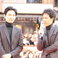 フォトギャラリー 大泉洋 大阪で服が被った松田龍平にツッコミ シネマトゥデイ