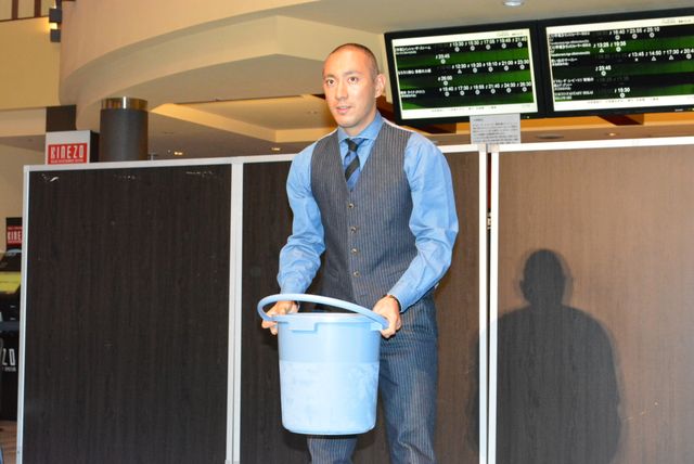 海老蔵のアイス・バケツ・チャレンジの模様…写真ギャラリー（4枚目）