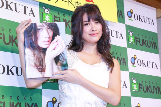 「仮面ライダーW（ダブル）」飛鳥凛、初ヌード写真集を手に「頑張った自分に100点」　画像ギャラリー（6枚目）