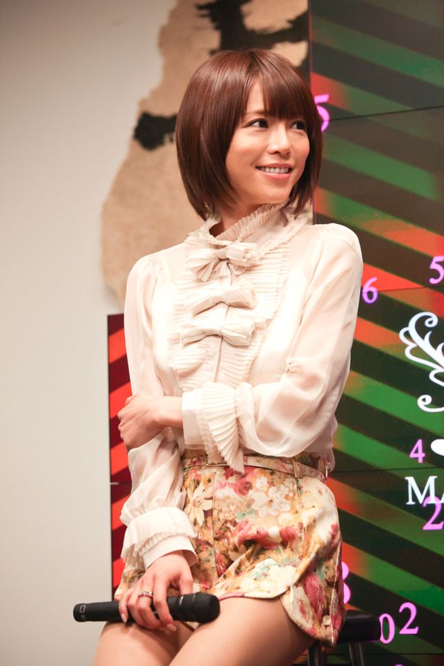 釈由美子の美脚！「頭がしびれるテレビ」取材会　フォトギャラリー（11枚目）