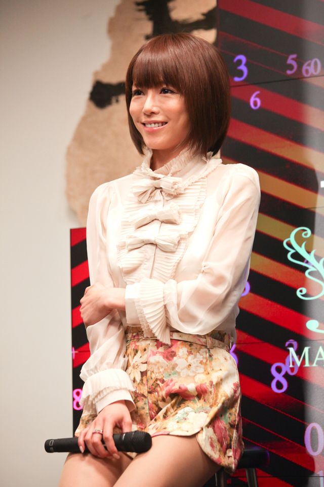 釈由美子の美脚！「頭がしびれるテレビ」取材会　フォトギャラリー（12枚目）