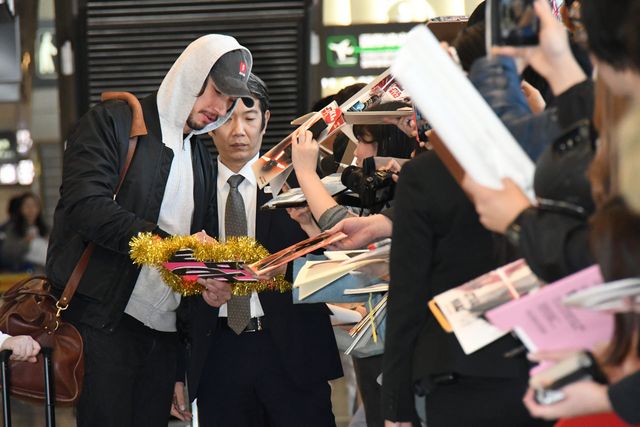 マーク・ハミル＆アダム・ドライヴァー日本に到着！熱烈ファンサービス（2枚目）