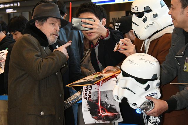 マーク・ハミル＆アダム・ドライヴァー日本に到着！熱烈ファンサービス（3枚目）