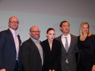 （左から）スティーヴン・ソダーバーグ監督、脚本家スコット・Z・バーンズ、ルーニー・マーラ、ジュード・ロウ、ヴィネッサ・ショウ