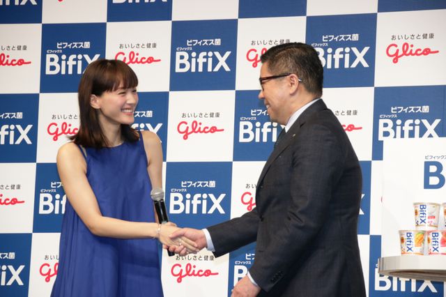 美しい！綾瀬はるか、青のドレス姿で登場（2枚目）