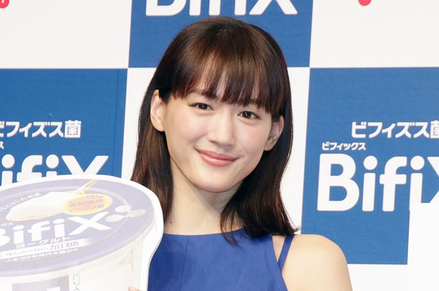 美しい！綾瀬はるか、青のドレス姿で登場（9枚目）