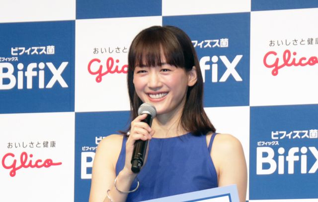 美しい！綾瀬はるか、青のドレス姿で登場（10枚目）