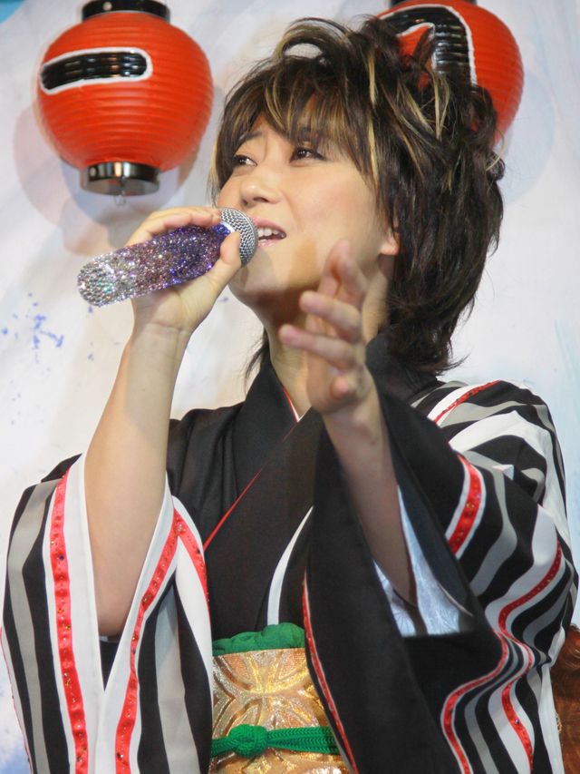 水谷千重子リサイタルツアーDVD発売記念＆紅白出場祈願浅草詣り写真ギャラリー（12枚目）