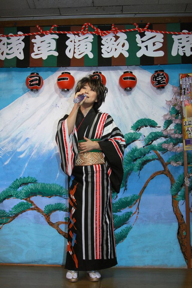 水谷千重子リサイタルツアーDVD発売記念＆紅白出場祈願浅草詣り写真ギャラリー（14枚目）