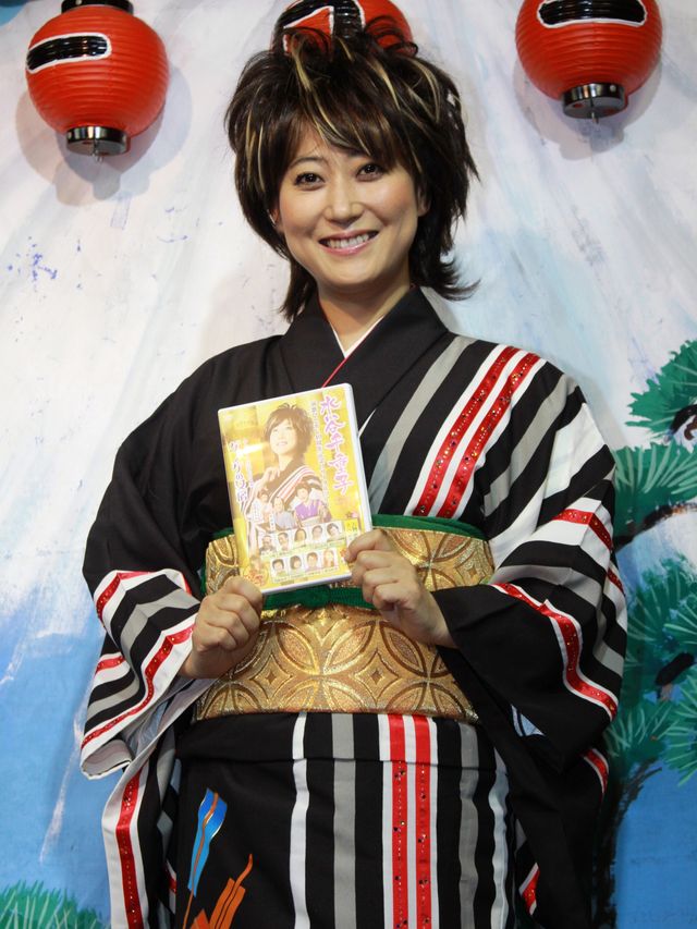 水谷千重子リサイタルツアーDVD発売記念＆紅白出場祈願浅草詣り写真ギャラリー（15枚目）