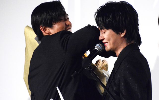 目黒蓮へ感謝の手紙、佐野勇斗が涙！『劇場版　トリリオンゲーム』初日舞台あいさつ（2枚目）