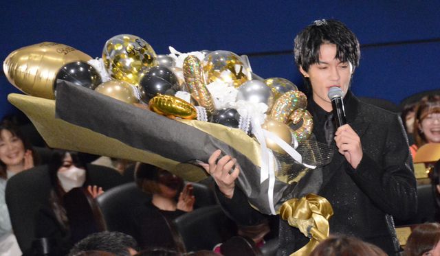 目黒蓮へ感謝の手紙、佐野勇斗が涙！『劇場版　トリリオンゲーム』初日舞台あいさつ（4枚目）