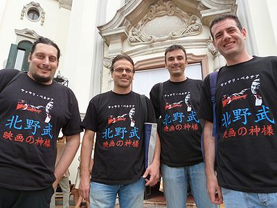 北野武は映画の神様 イタリアのファンクラブメンバーがおそろいtシャツで集結 第69回ベネチア国際映画祭 シネマトゥデイ