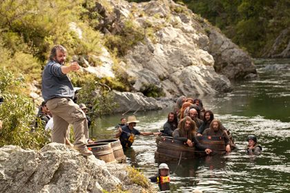 現在は、実際に撮影が行われた場所でカヤックに乗ることもできます！ - ニュージーランドのペロルス川で撮影を行うピーター・ジャクソン監督たち