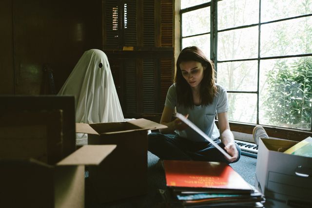 シーツ姿の幽霊を演じるのはオスカー俳優ケイシー・アフレック
