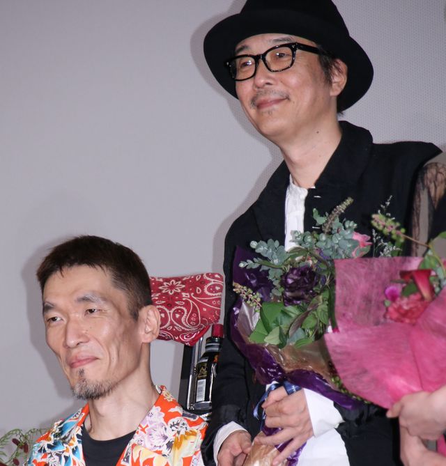 脳性麻痺を患う主人公クマのモデルとなった熊篠慶彦氏と、クマを演じたリリー・フランキー