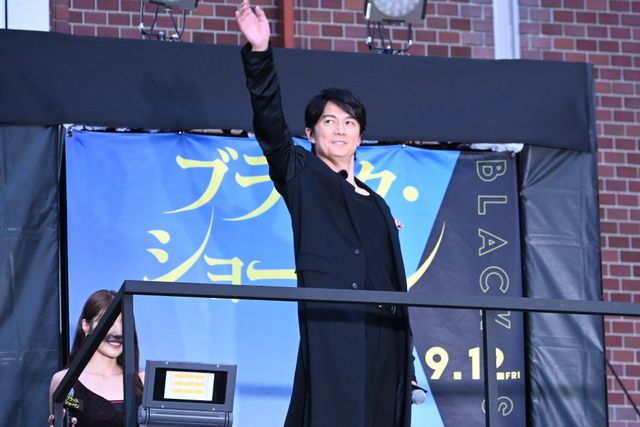 福山雅治＆有村架純、新宿降臨で騒然！映画『ブラック・ショーマン』公開直前イベント（3枚目）