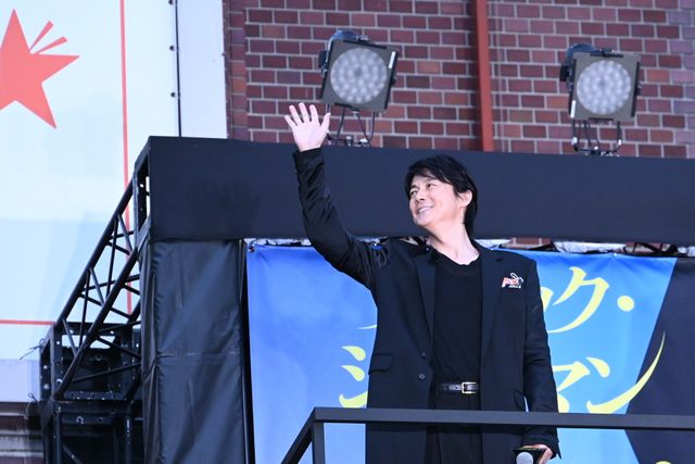 福山雅治＆有村架純、新宿降臨で騒然！映画『ブラック・ショーマン』公開直前イベント（5枚目）