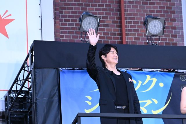 福山雅治＆有村架純、新宿降臨で騒然！映画『ブラック・ショーマン』公開直前イベント（11枚目）