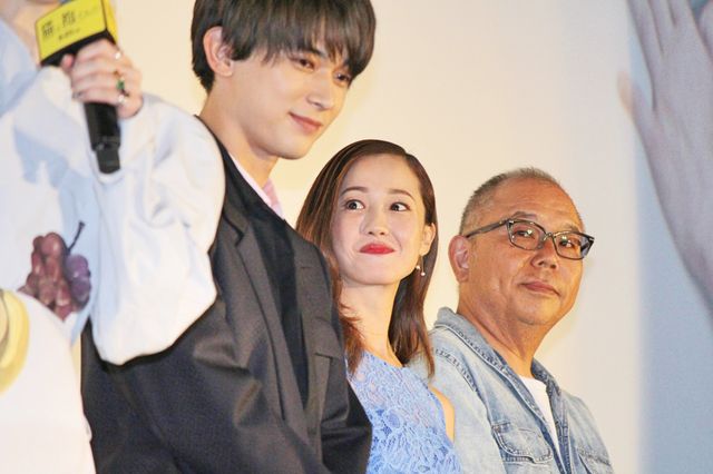 沢尻エリカ＆吉沢亮ら猫ポーズ！『猫は抱くもの』完成披露試写会（2枚目）