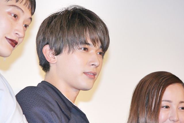 沢尻エリカ＆吉沢亮ら猫ポーズ！『猫は抱くもの』完成披露試写会（4枚目）