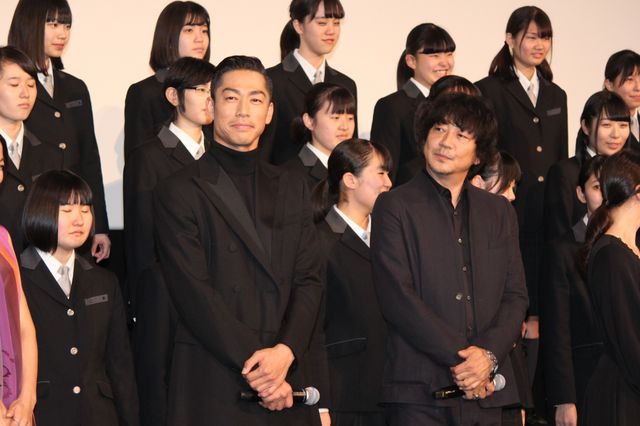 AKIRA「この道」大合唱を指揮（2枚目）