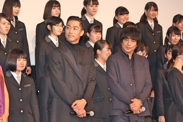 AKIRA「この道」大合唱を指揮（3枚目）