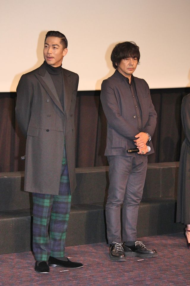 AKIRA「この道」大合唱を指揮（4枚目）