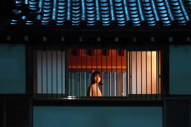 目線の先には…映画『樹海村』場面カット：フォトギャラリー