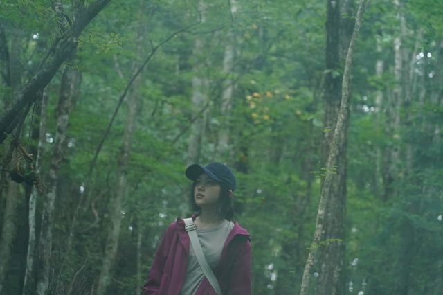 目線の先には…映画『樹海村』場面カット（2枚目）