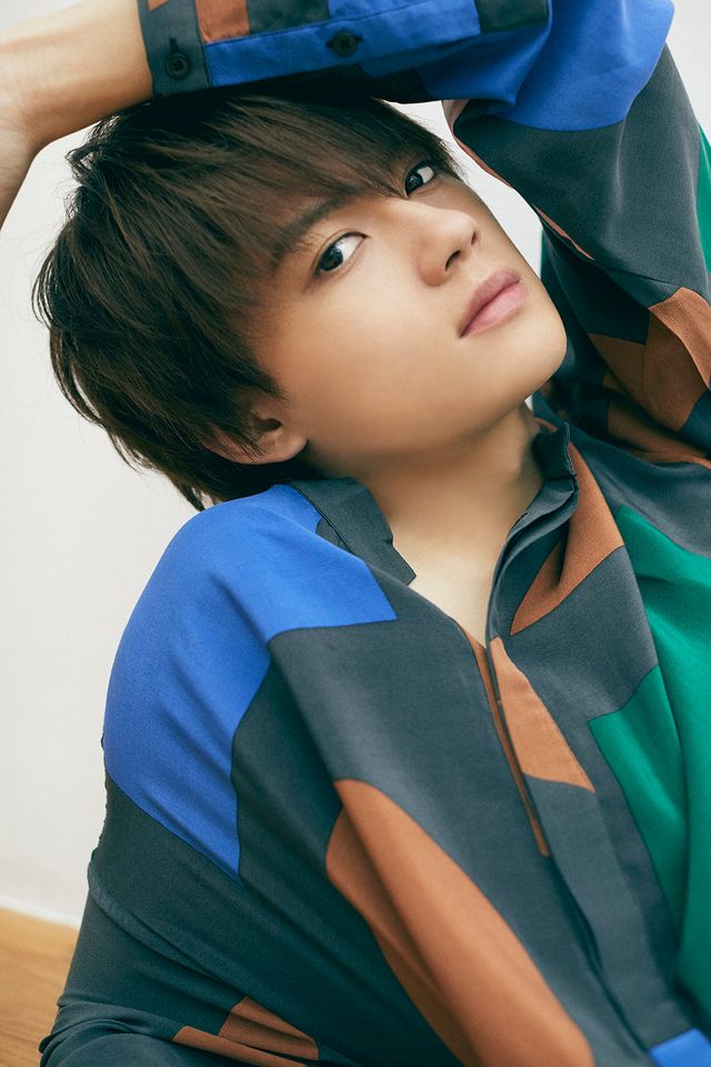 佐野勇斗、花が似合いすぎ！「佐野勇斗カレンダー 2021.4-2022.3」ビジュアル（2枚目）