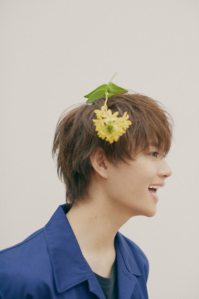 佐野勇斗、花が似合いすぎ！「佐野勇斗カレンダー 2021.4-2022.3」ビジュアル（5枚目）