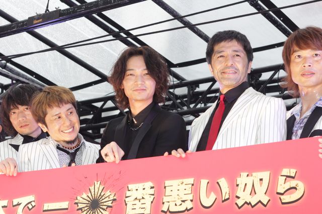 綾野剛、スカパラ＆横山健に大コーフン！『日本で一番悪い奴ら』新宿日悪署落成式ギャラリー：フォトギャラリー