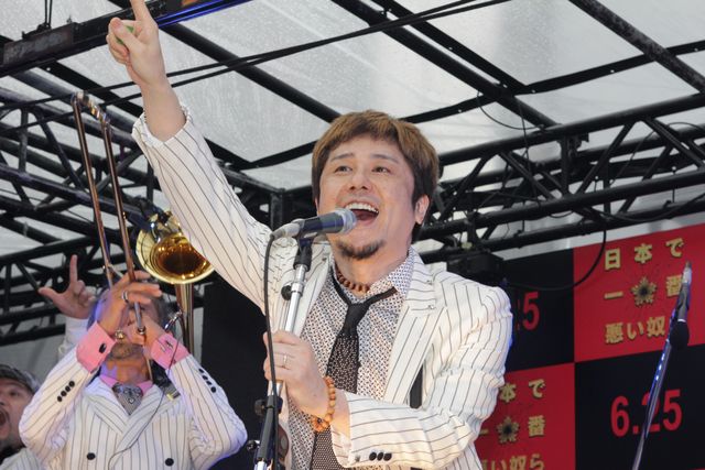 綾野剛、スカパラ＆横山健に大コーフン！『日本で一番悪い奴ら』新宿日悪署落成式ギャラリー（4枚目）