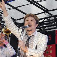 綾野剛 スカパラ 横山健に大コーフン 日本で一番悪い奴ら 新宿日悪署落成式ギャラリー フォトギャラリー シネマトゥデイ