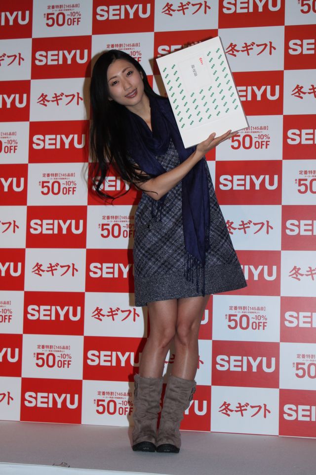 壇蜜、全身「西友」でセレクト！フォトギャラリー（9枚目）