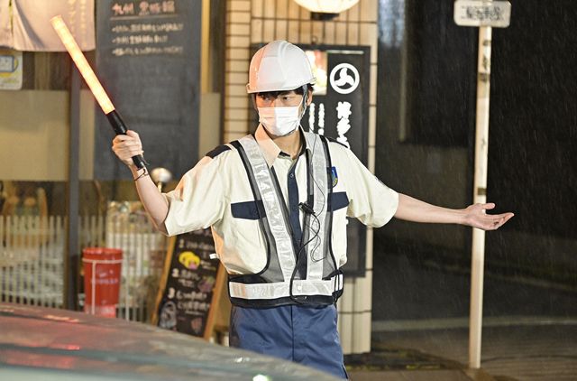 綾野剛主演日曜劇場「オールドルーキー」場面写真（4枚目）