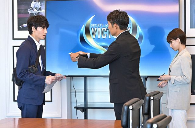 綾野剛主演日曜劇場「オールドルーキー」場面写真（7枚目）