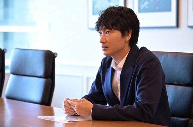 綾野剛主演日曜劇場「オールドルーキー」場面写真（16枚目）