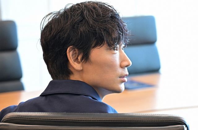 綾野剛主演日曜劇場「オールドルーキー」場面写真（17枚目）