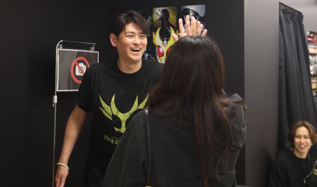 会場入口でファンとハイタッチする賀集利樹