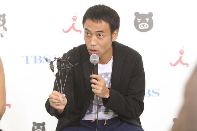 “百獣の王”武井壮、ワッキーがサソリをカブリ！フォトギャラリー：フォトギャラリー
