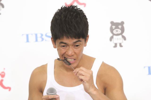 “百獣の王”武井壮、ワッキーがサソリをカブリ！フォトギャラリー（2枚目）